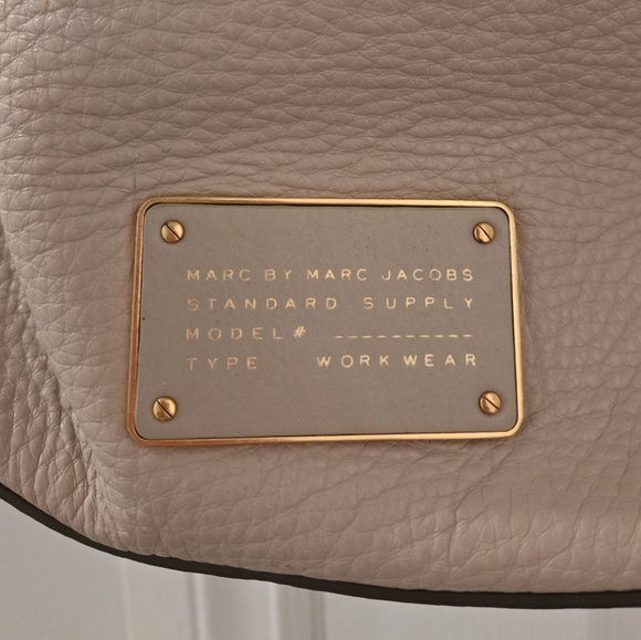 Marc Jacobs Beige Bucket Handbag with Gold Hardware - Picture 2 of 6